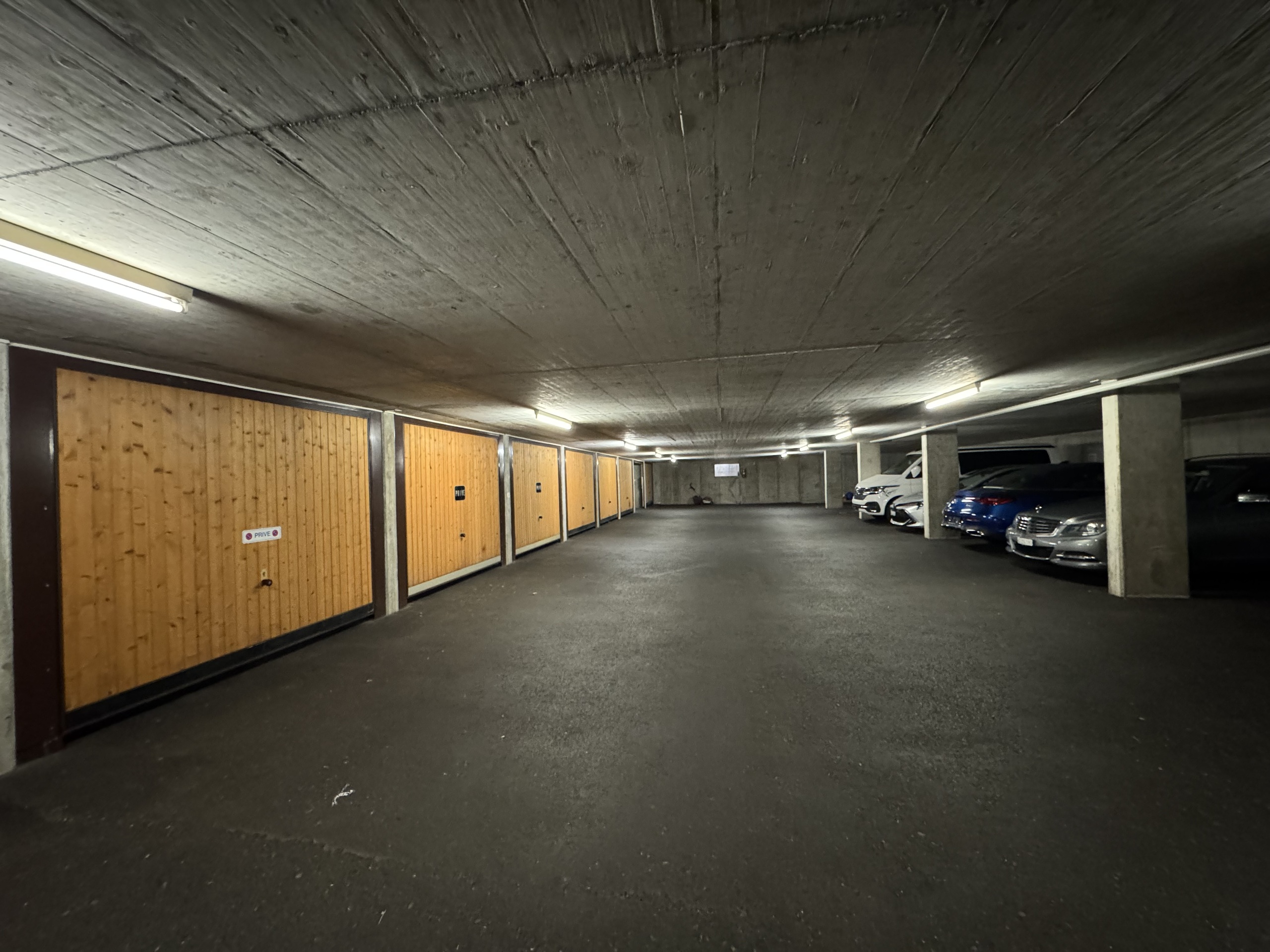 Tiefgarage mit Garagenboxen
