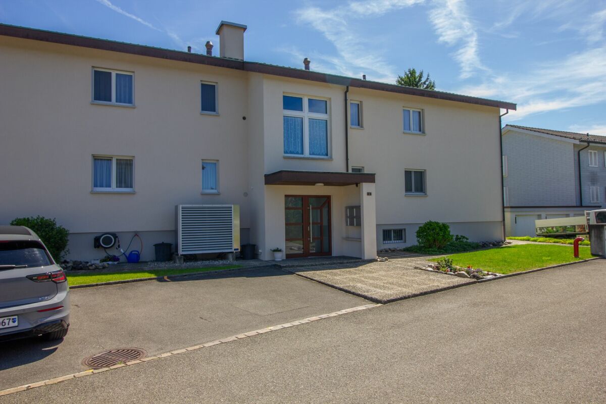 Mehrfamilienhaus mit Zufahrt