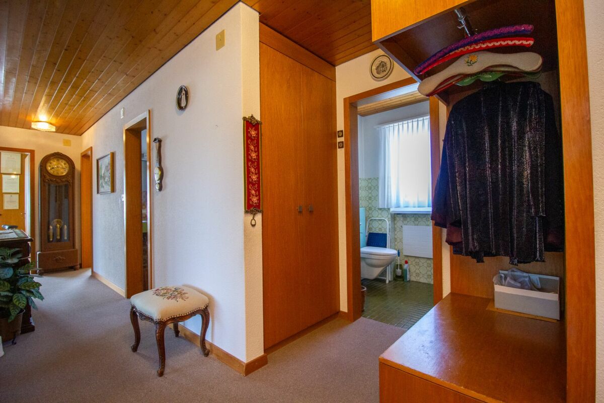 Heller Flur mit Garderobe und sichtbarem Gäste-WC