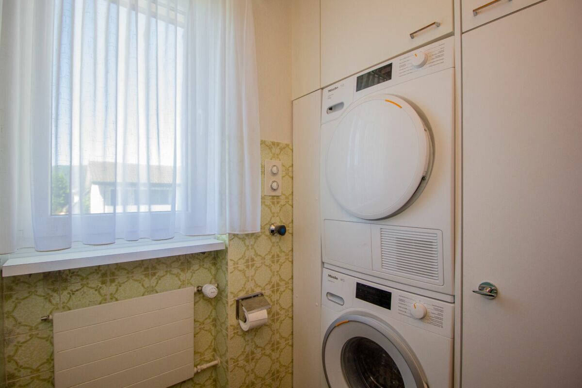 Hauswirtschaftsraum mit Waschmaschine und Trockner