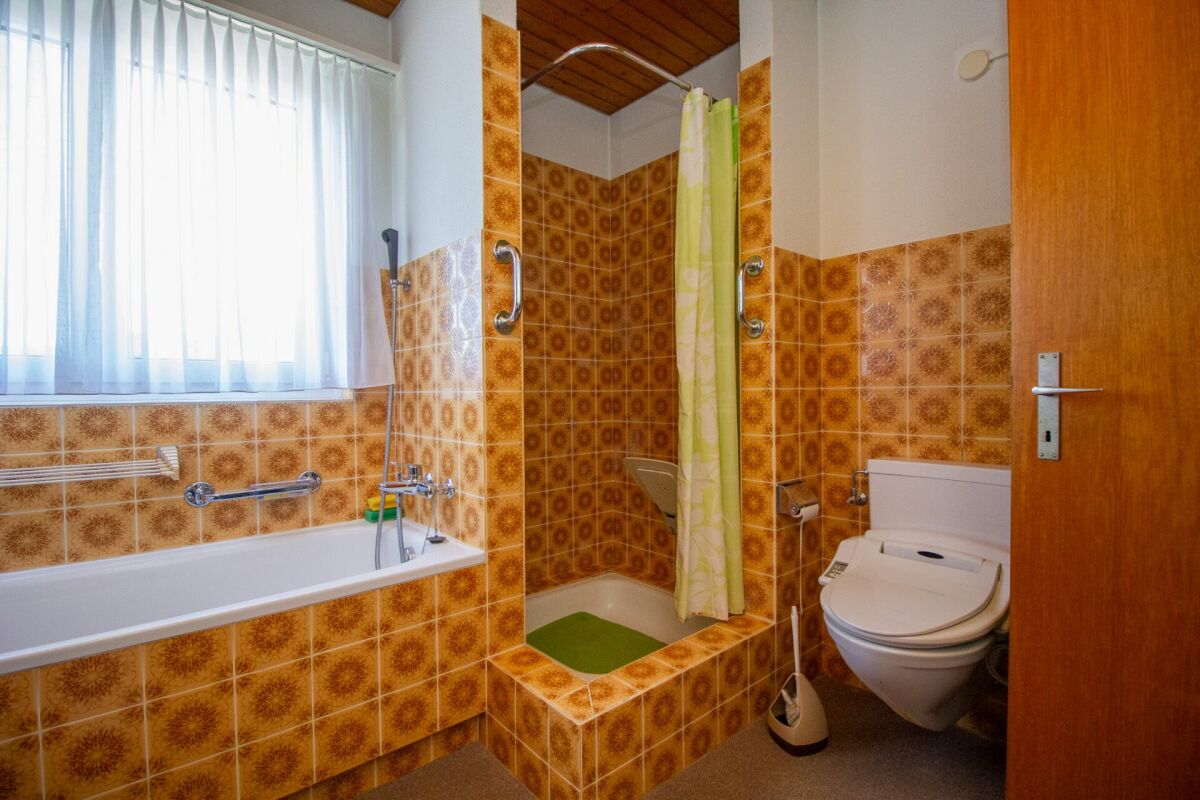 Badezimmer mit Retro-Fliesen