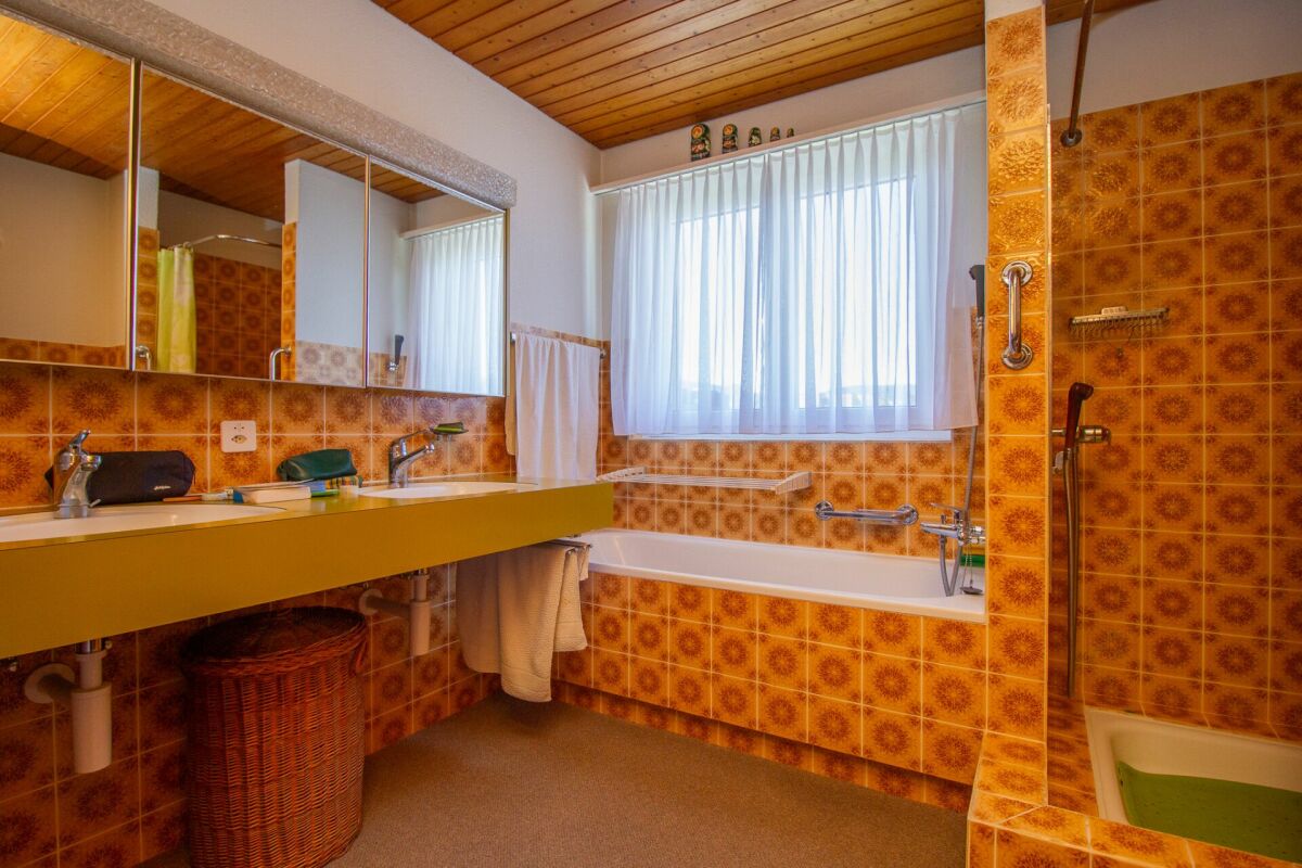 Retro-Badezimmer mit orangefarbenen Fliesen