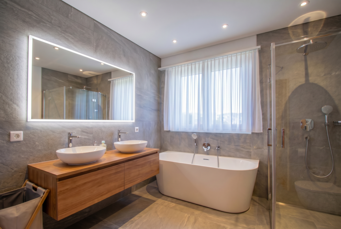 Modernes Bad mit Doppelwaschtisch, freistehender Wanne und begehbarer Dusche