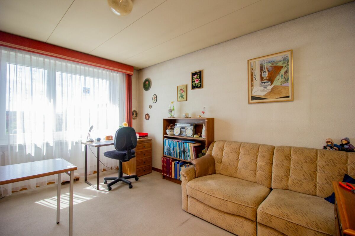 Wohnzimmer mit Arbeitsplatz