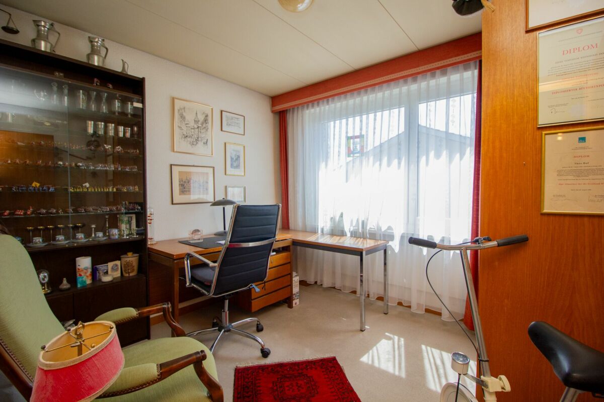 Arbeitszimmer mit Tageslicht