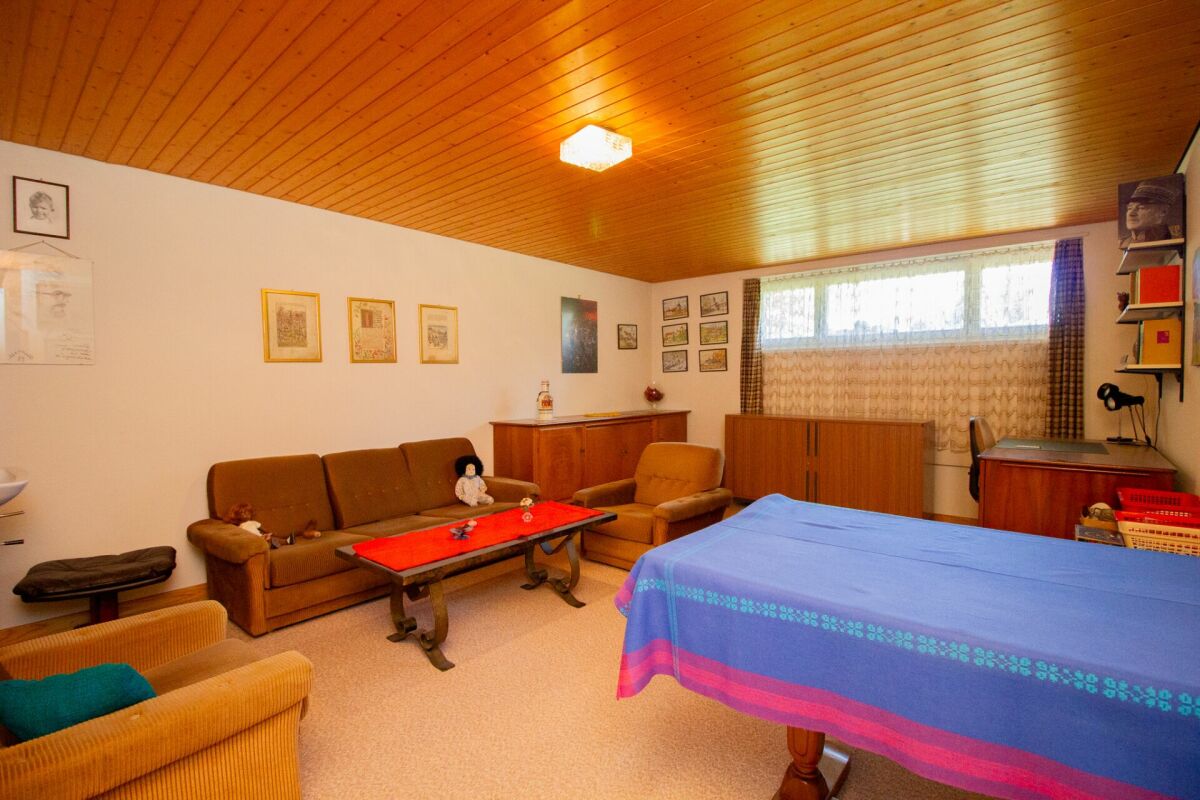 Wohnzimmer mit Holztäfelung und Möblierung