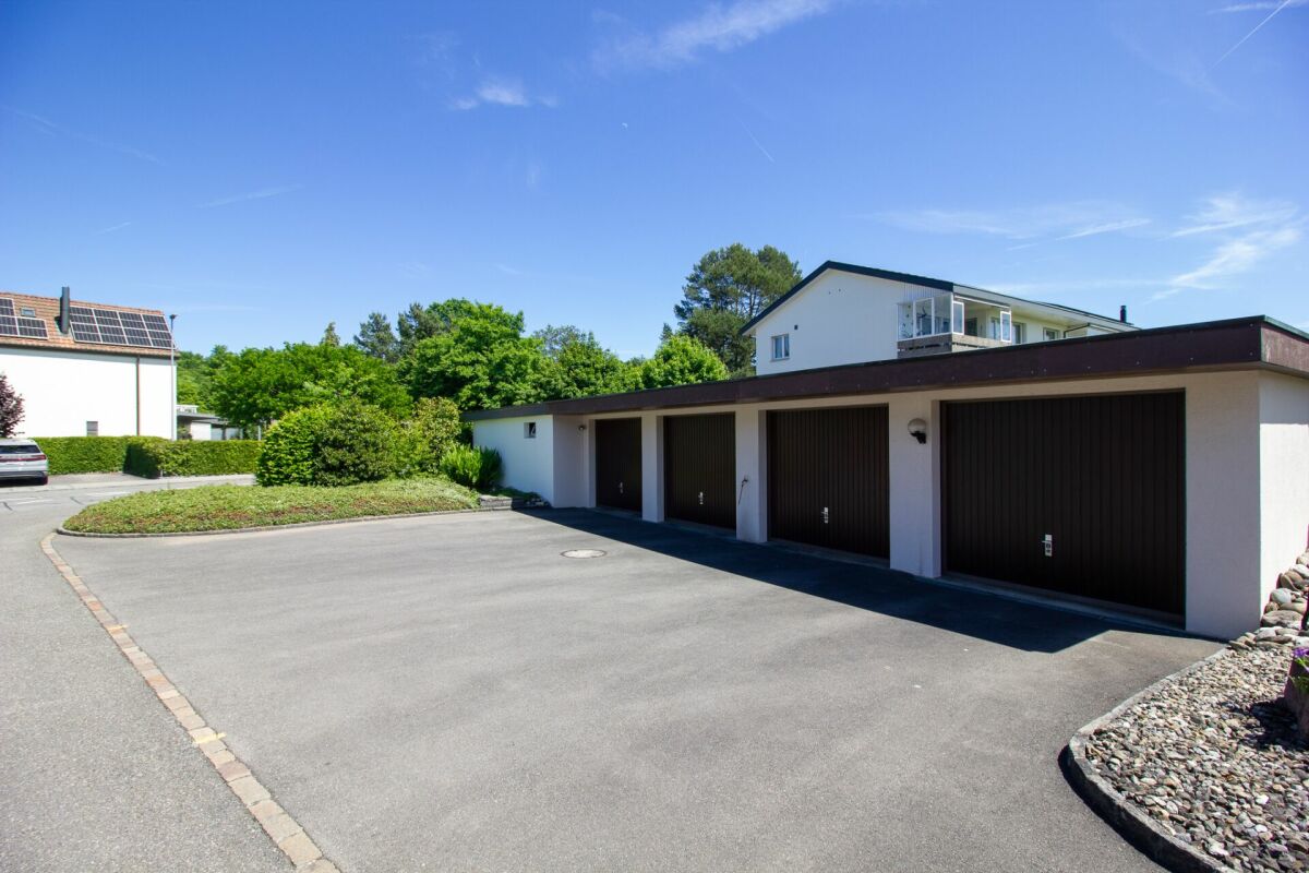 Garage mit Vorplatz und Zufahrt