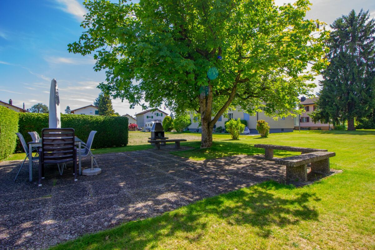 Garten mit Sitzplatz und Grill