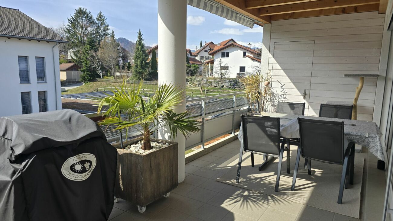 Überdachte Balkon-/Terrassenfläche mit Sitzgruppe