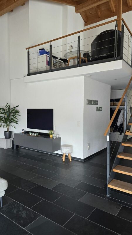 Moderner Wohnbereich mit Galerie und offener Treppe