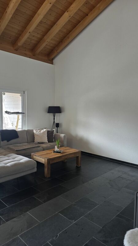 Wohnzimmer mit Sichtdachstuhl