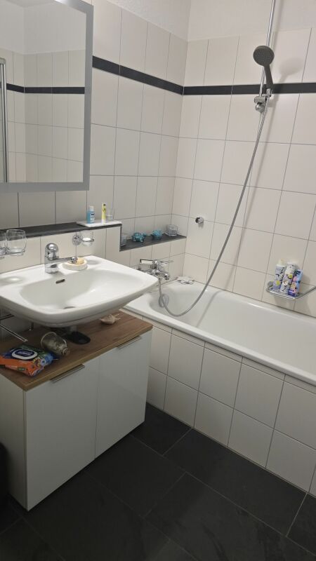 Badezimmer mit Badewanne und Waschtisch
