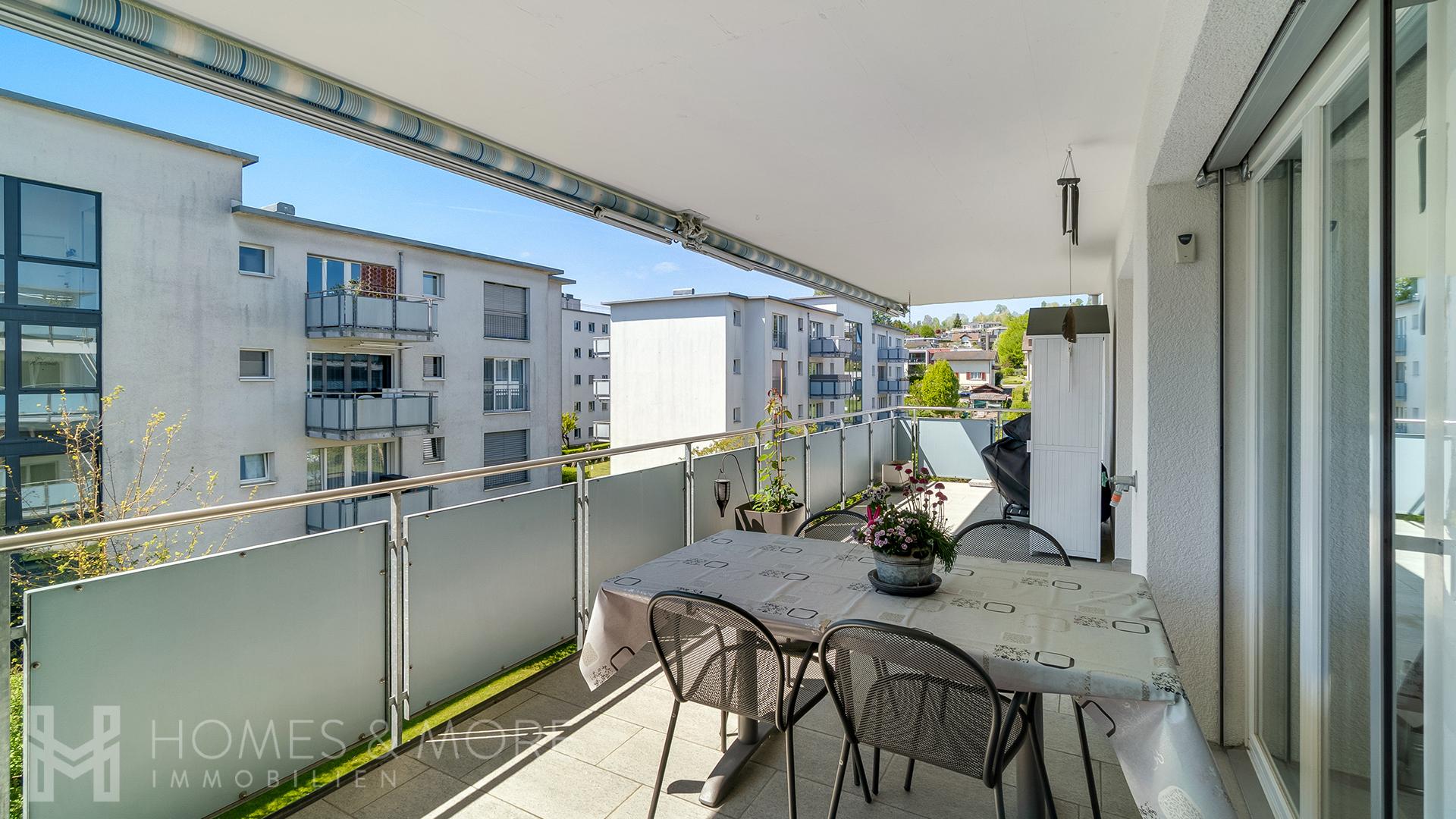 Überdachter Balkon mit Sitzbereich