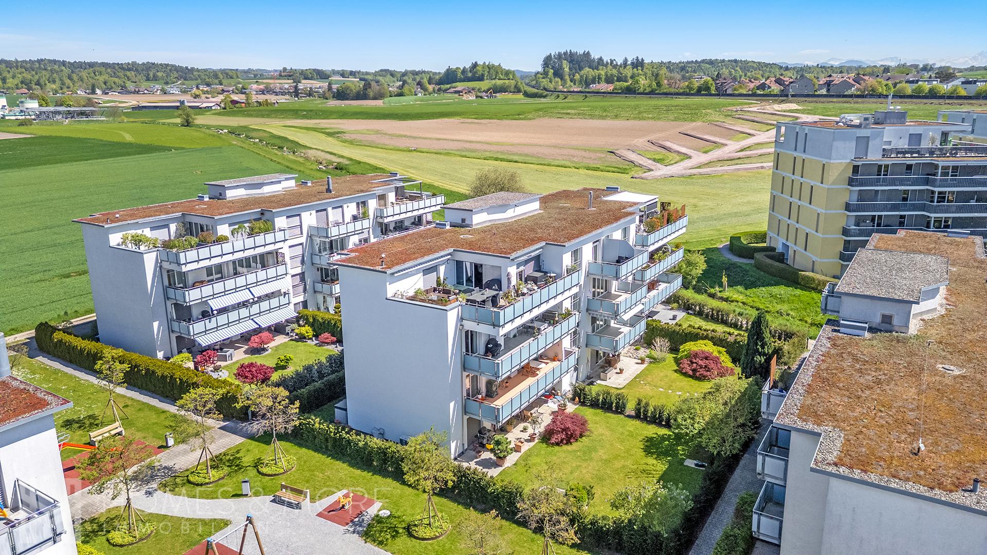 Luftaufnahme einer Wohnanlage am Grünen