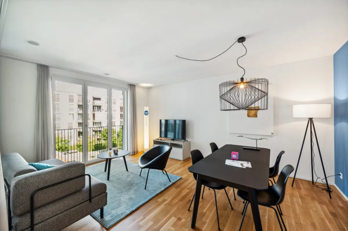 Helles Wohn-Esszimmer mit Balkonblick