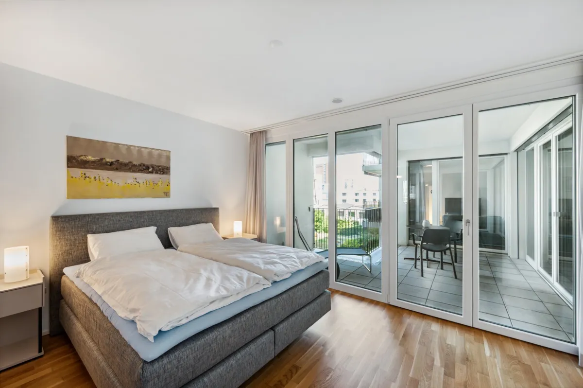Helles Schlafzimmer mit Balkonzugang