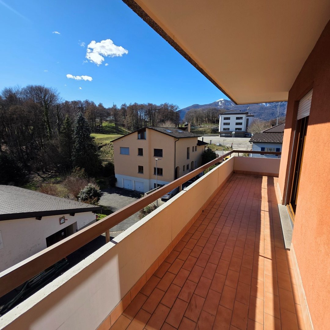 Balkon mit Berg- und Wohnumfeldblick