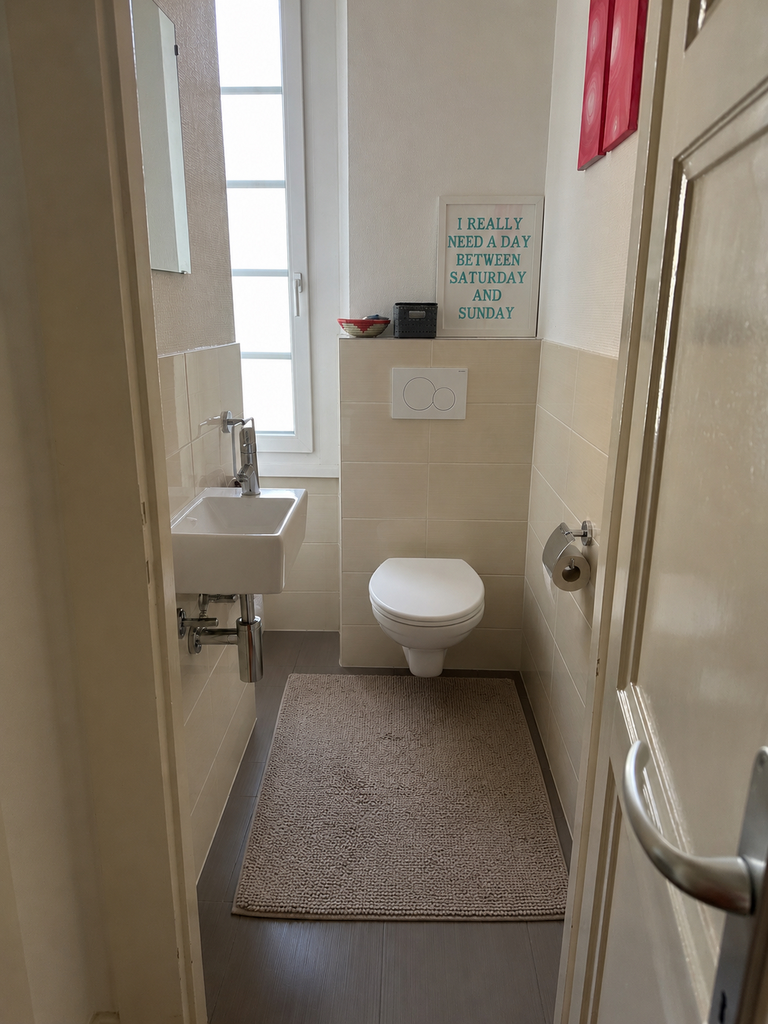 Kleines Gäste-WC mit Fenster