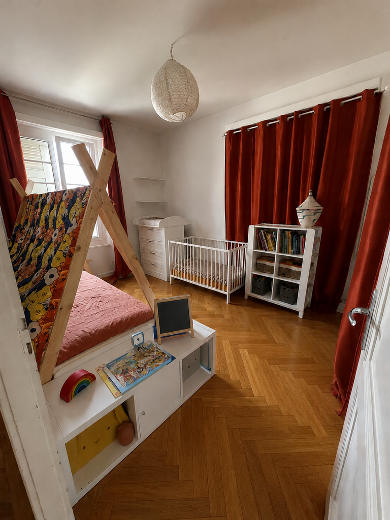 Kinderzimmer mit Tipi-Bett und roten Vorhängen