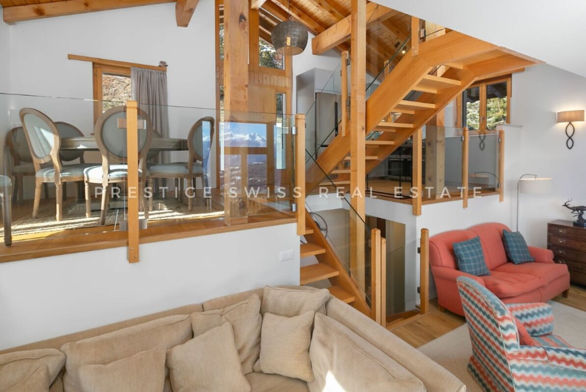 Wohnbereich mit Galerie und offener Holztreppe