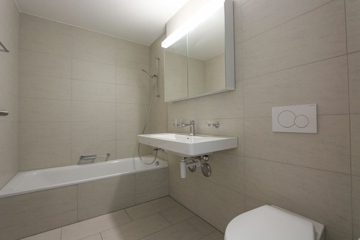 Modernes Badezimmer mit Badewanne und Waschtisch