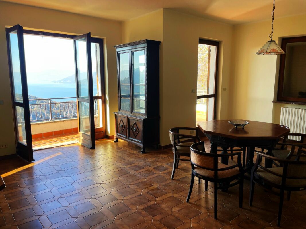 Esszimmer mit Meerblick und Balkonzugang