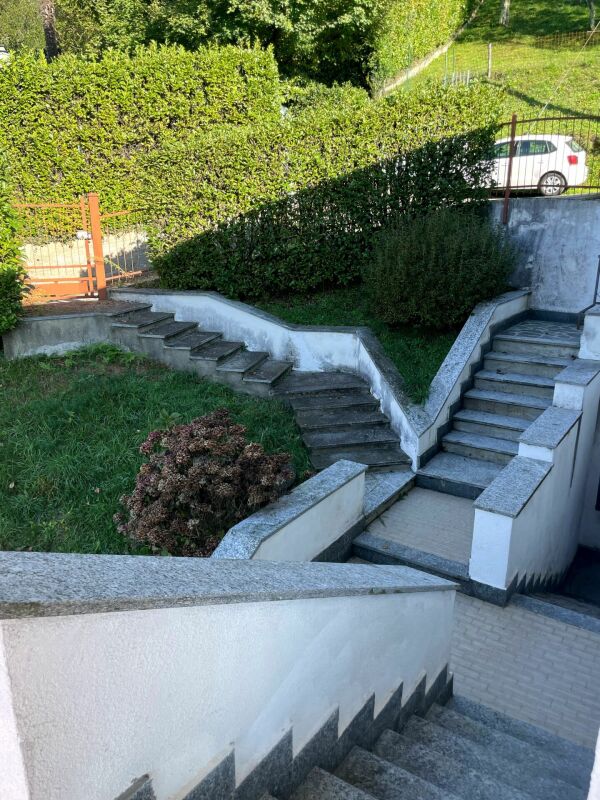 Gartenabgang mit Treppen und Mauern