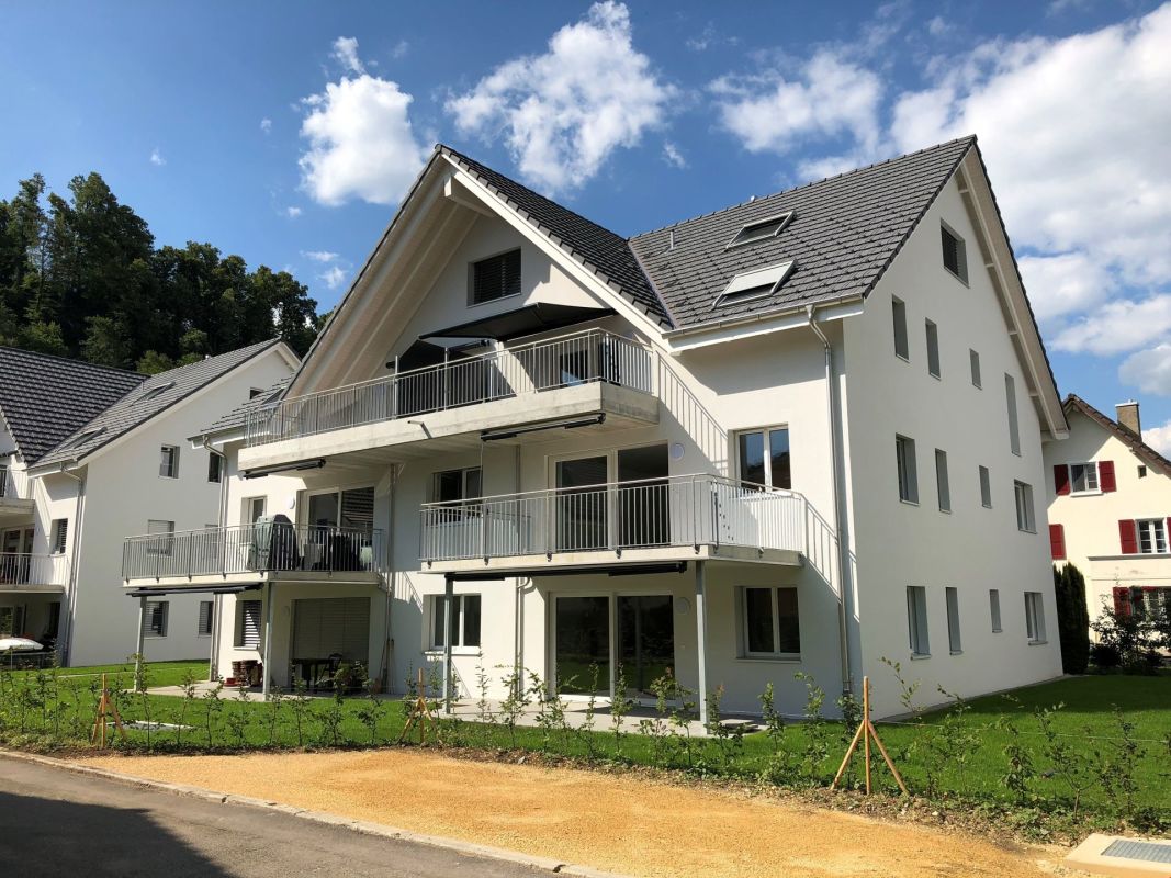 Mehrfamilienhaus mit großen Balkonen
