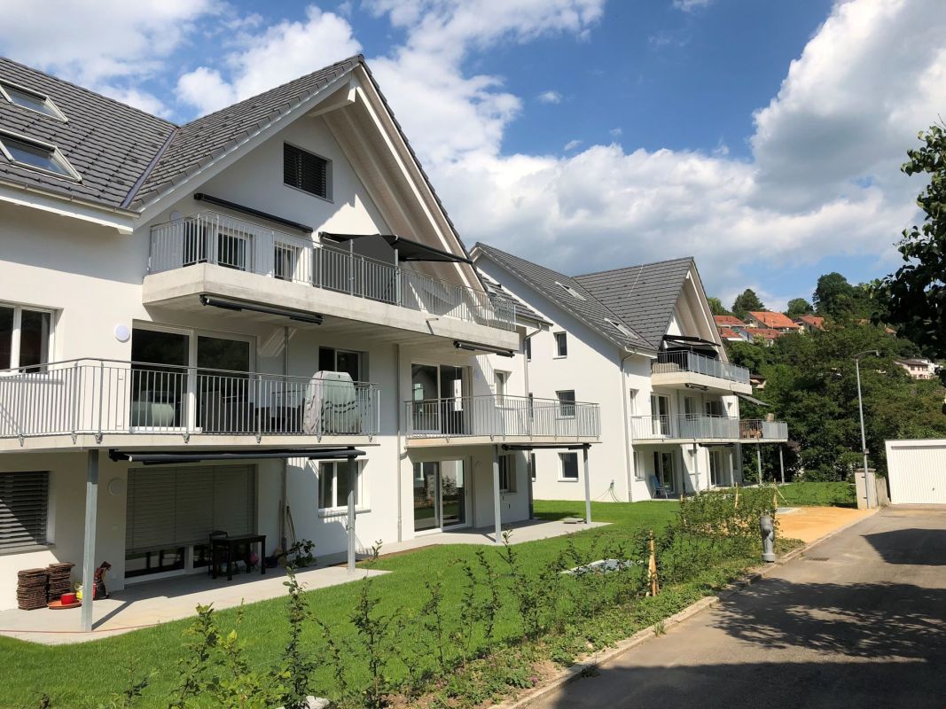 Mehrfamilienhaus mit Balkonen