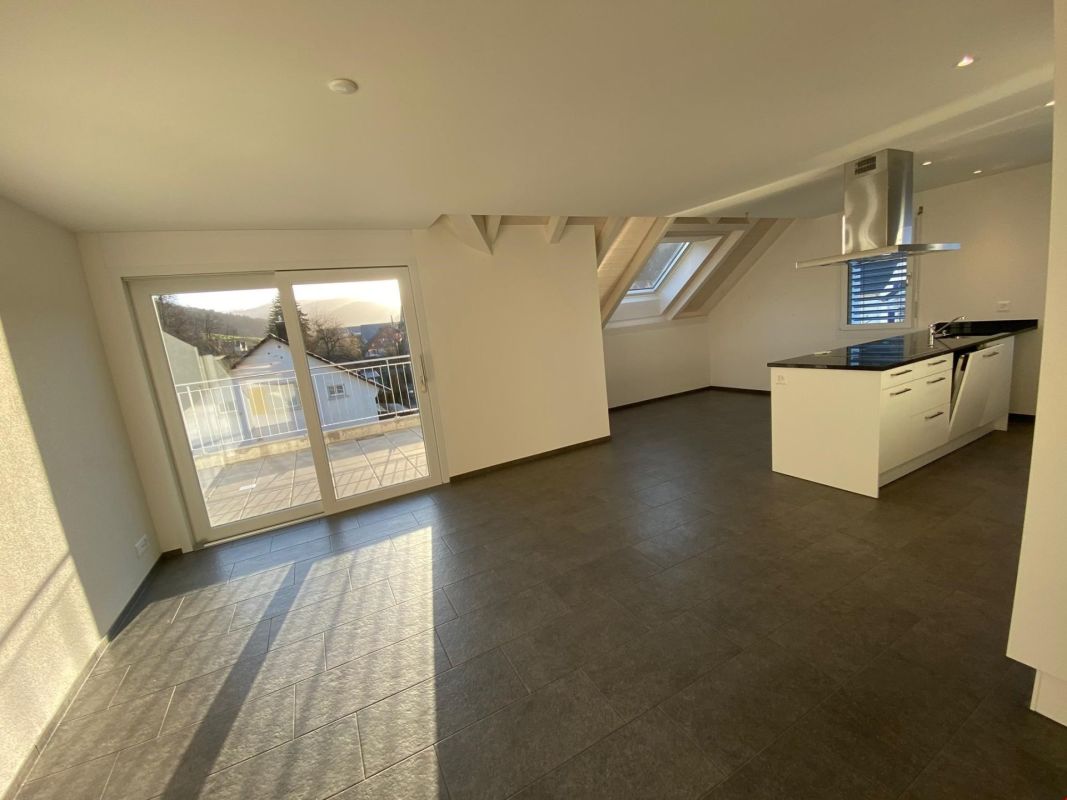 Offener Wohnbereich mit Kücheninsel und Dachterrasse