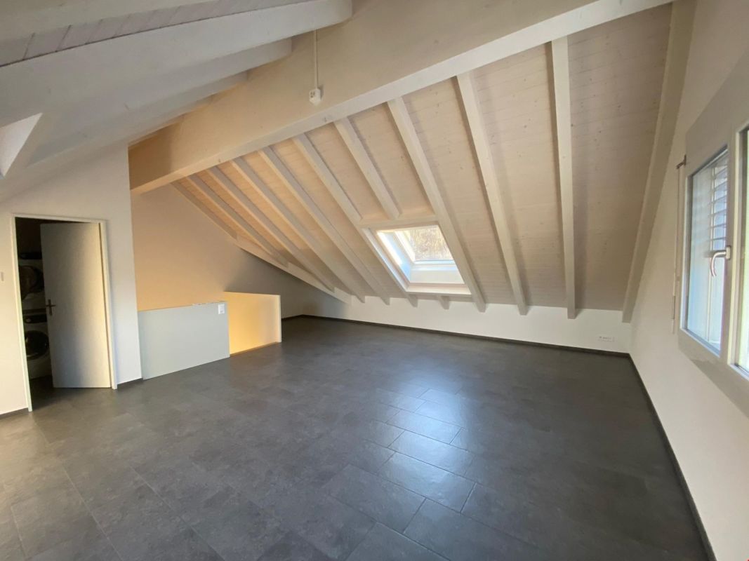 Dachgeschossraum mit sichtbaren Balken