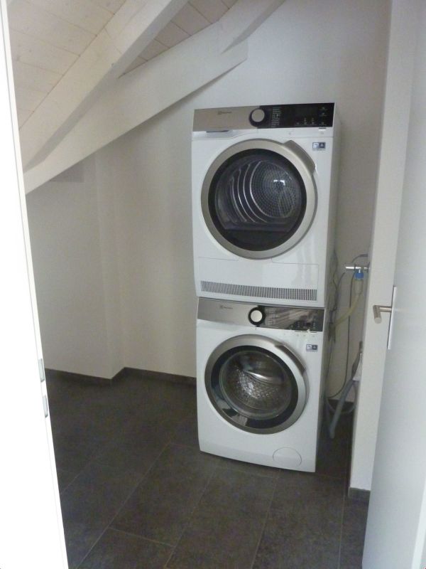 Hauswirtschaftsraum mit Waschmaschine und Trockner