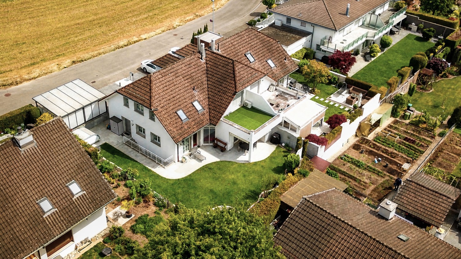 Luftaufnahme eines Einfamilienhauses mit Garten