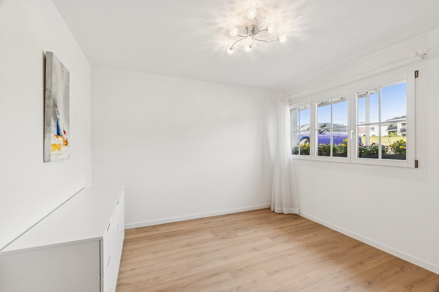 Helles leeres Zimmer mit Fensterfront