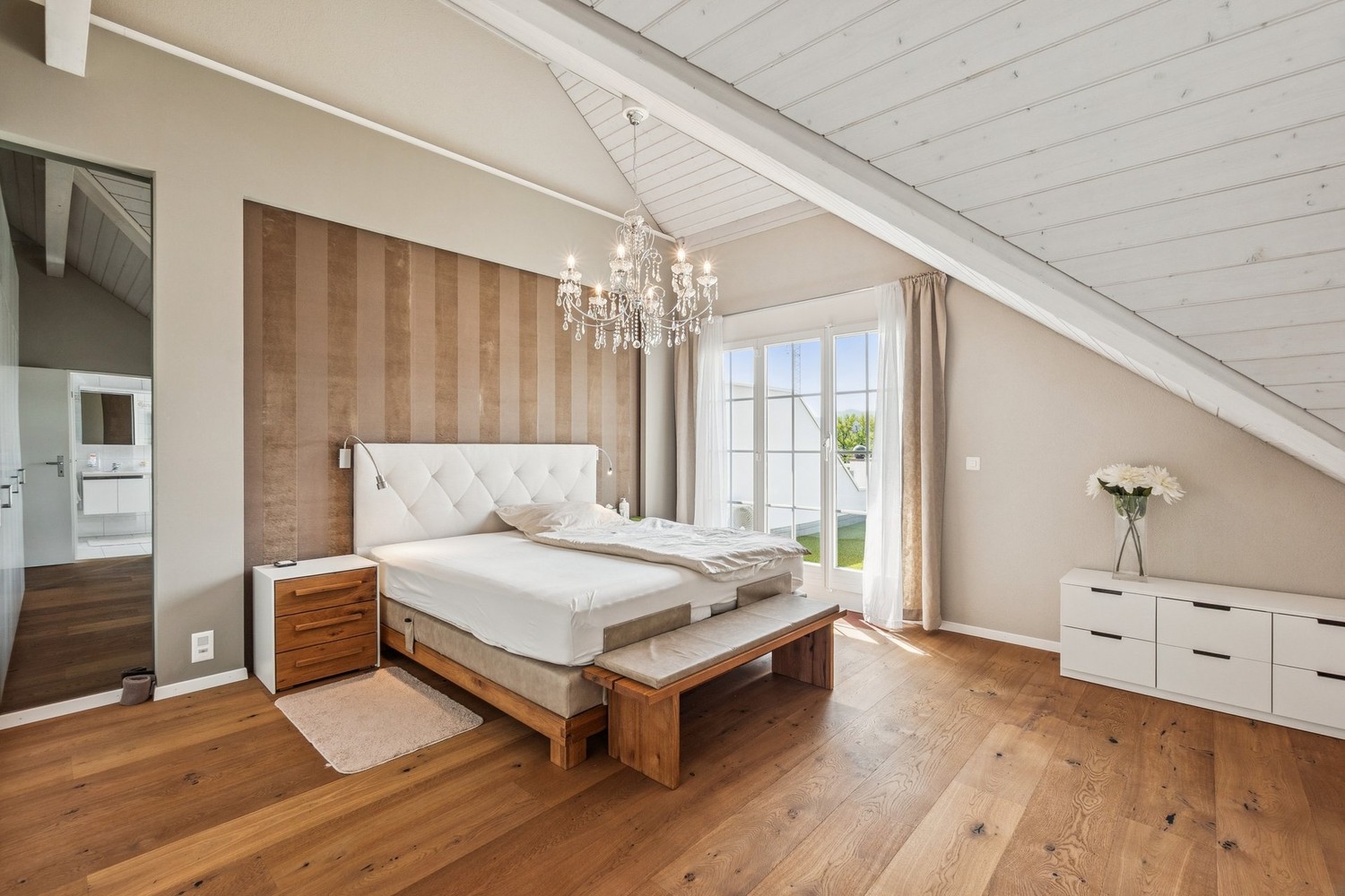 Helles Schlafzimmer mit Dachschräge