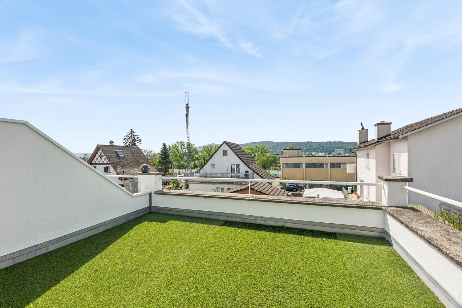 Dachterrasse mit Grünbelag und Ausblick