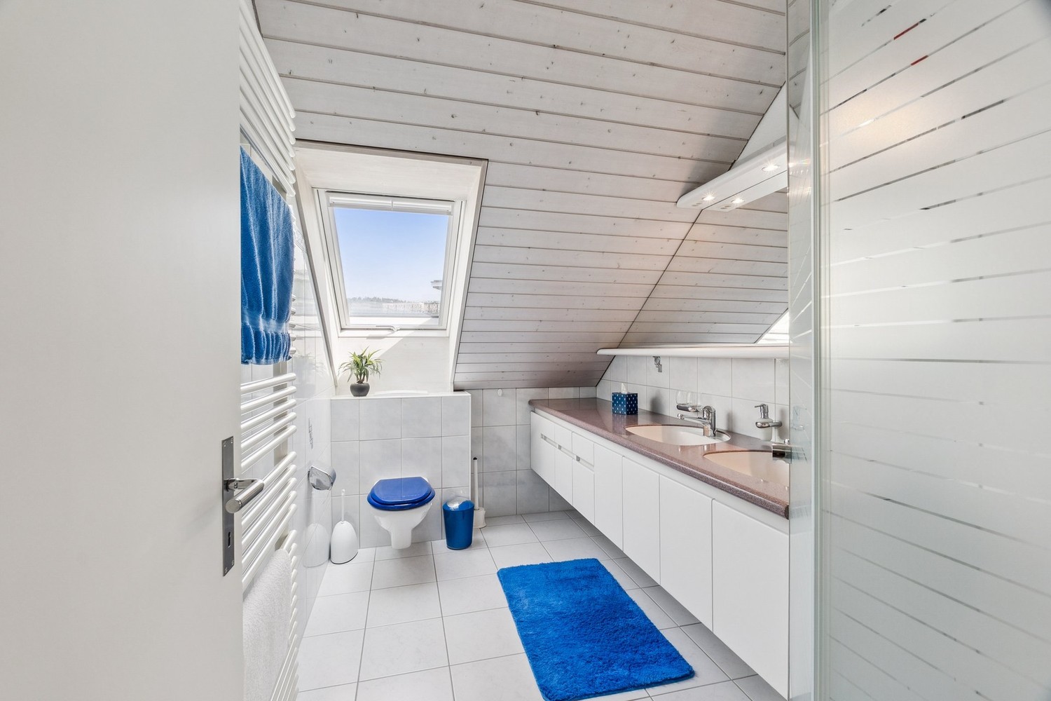 Helles Dachgeschoss-Badezimmer