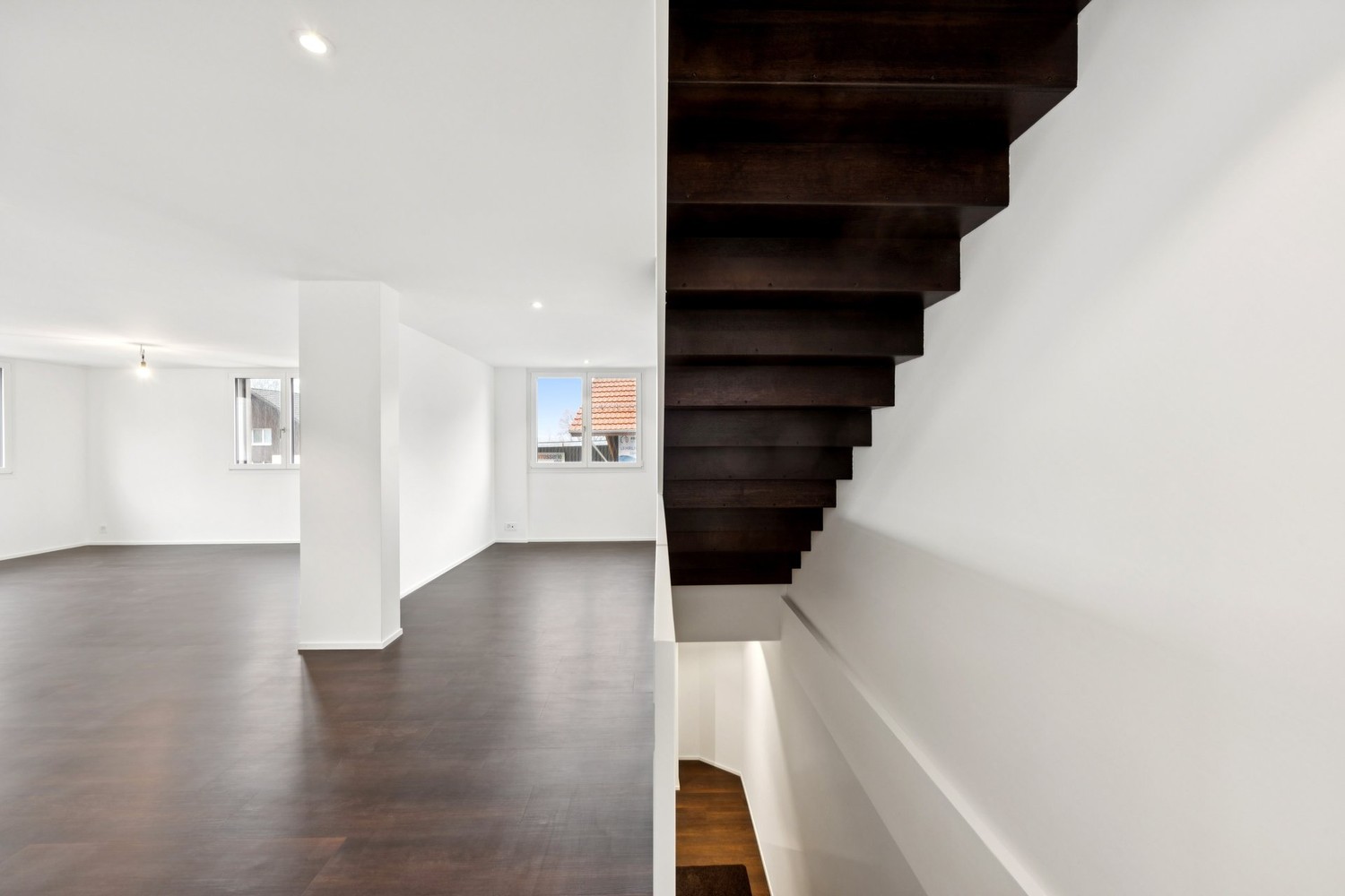 Moderner leerer Innenraum mit Treppe