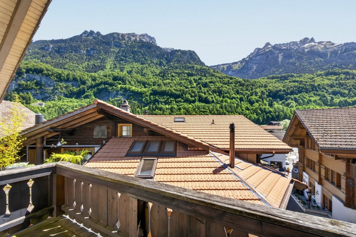 Bergblick von einem Balkon mit Chalet-Dächern