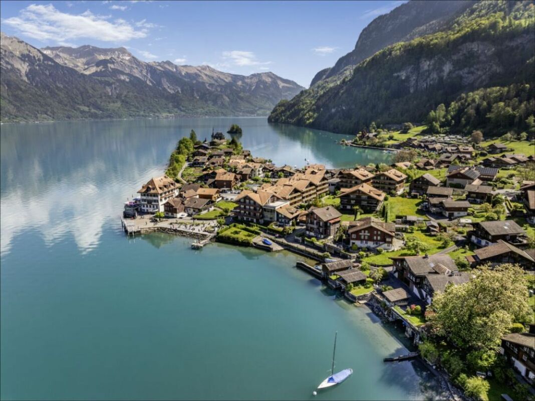 Luftaufnahme eines alpinen Dorfes am See