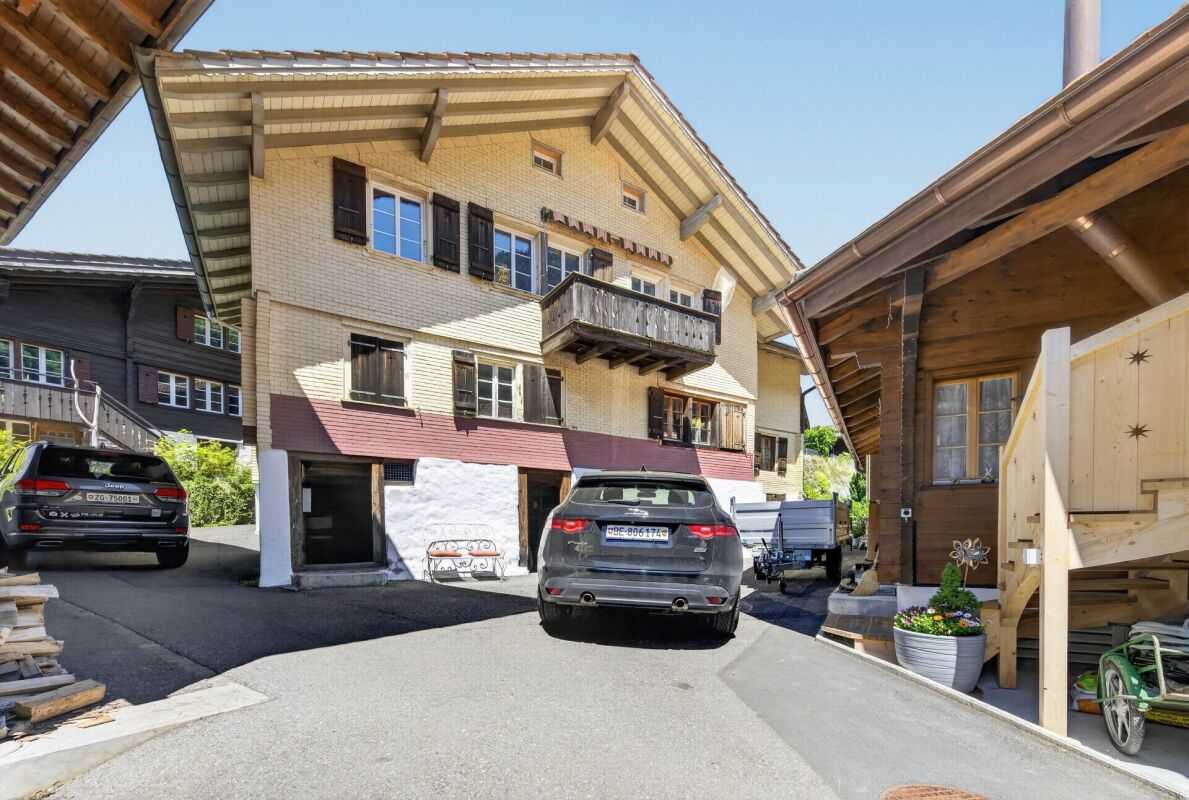 Alpenhof mit Zufahrt und Nebengebäuden