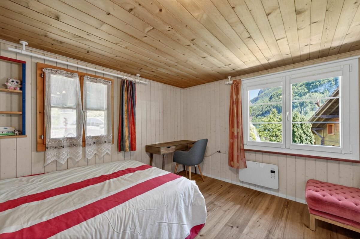 Gemütliches Schlafzimmer mit Bergblick