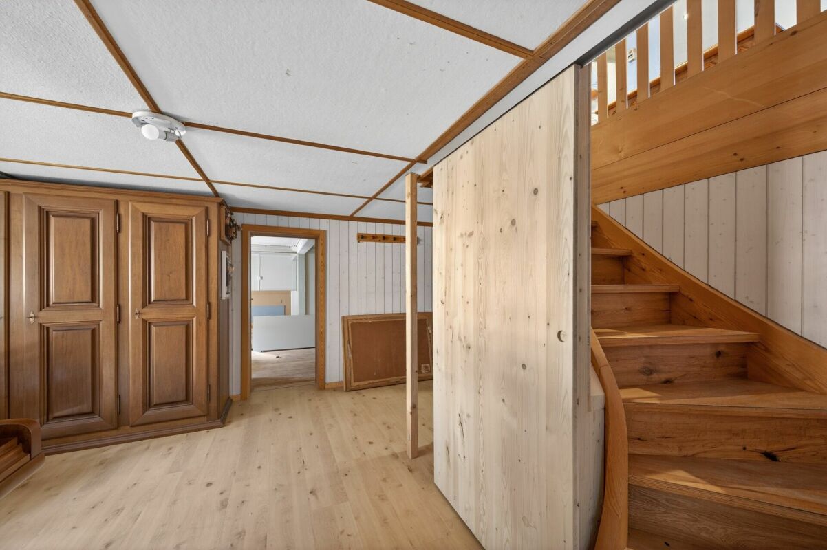 Holzverkleideter Innenraum mit Treppe