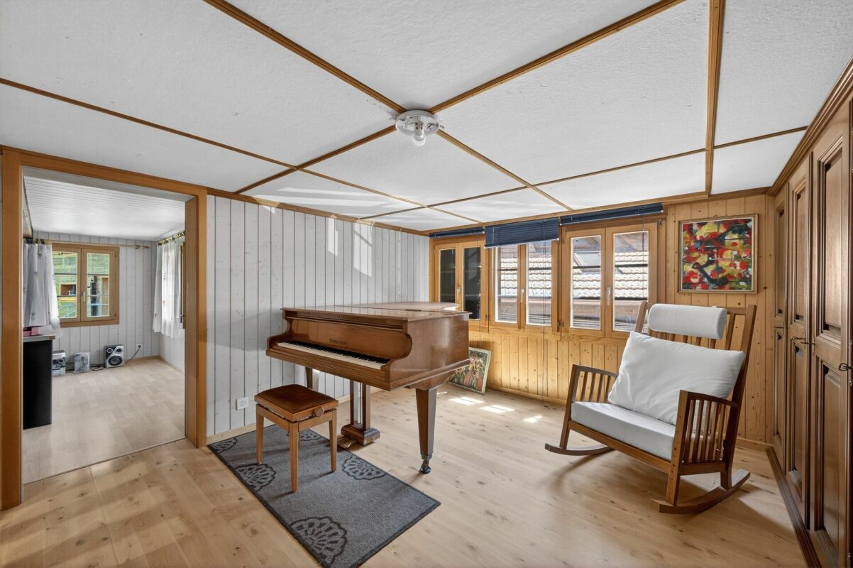 Musikzimmer mit Klavier und Sitzbereich