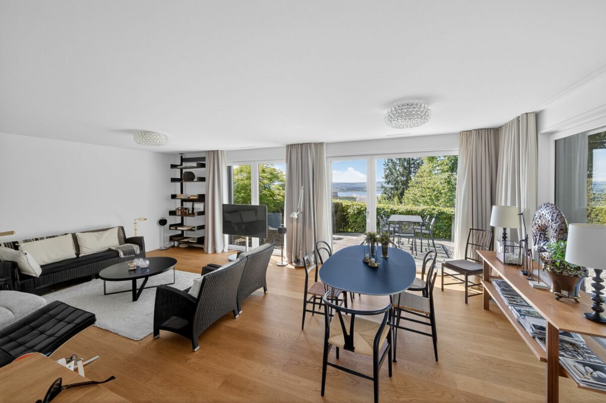 Offener Wohn- und Essbereich mit Seeblick