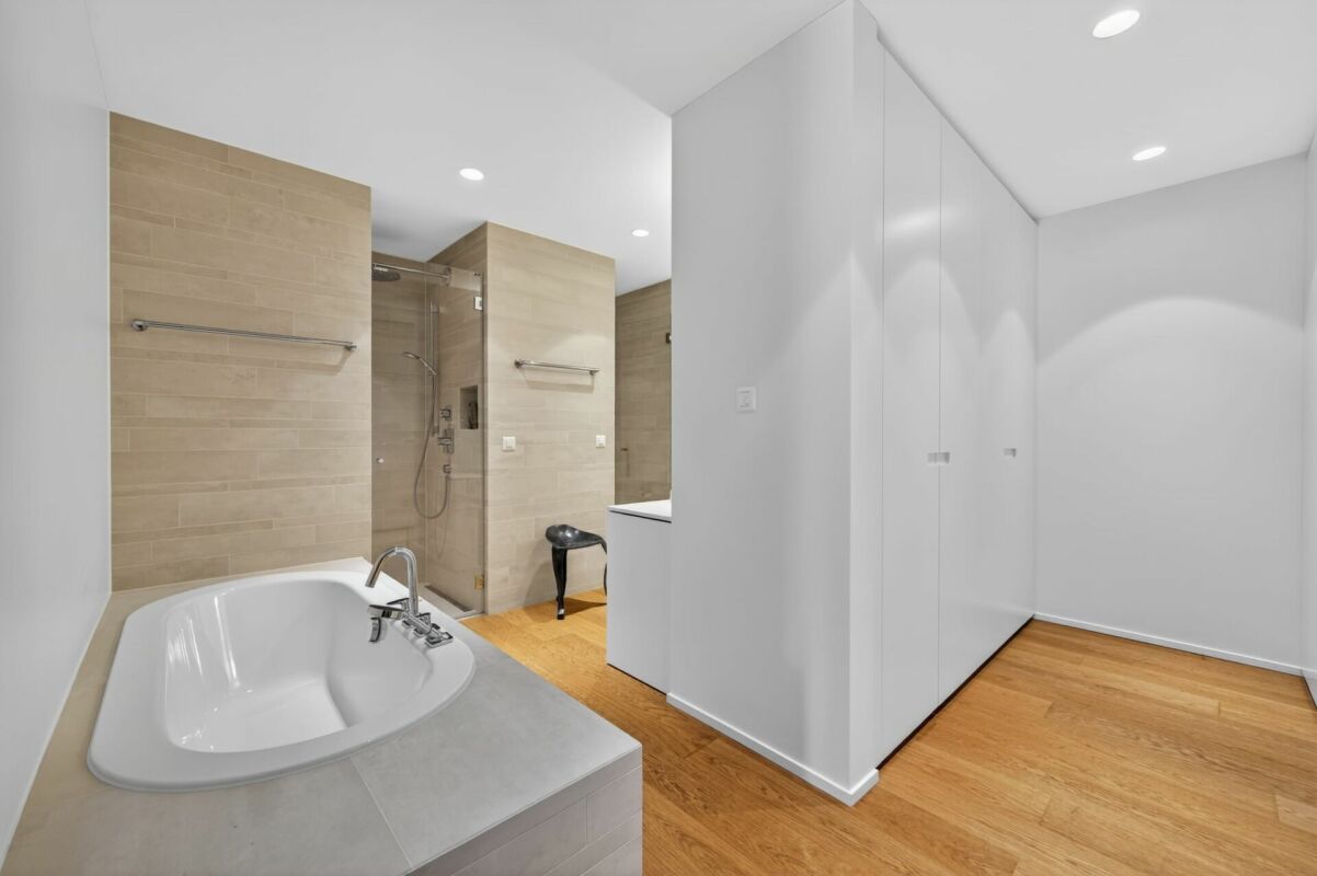 Modernes Badezimmer mit freistehender Wanne und begehbarer Dusche