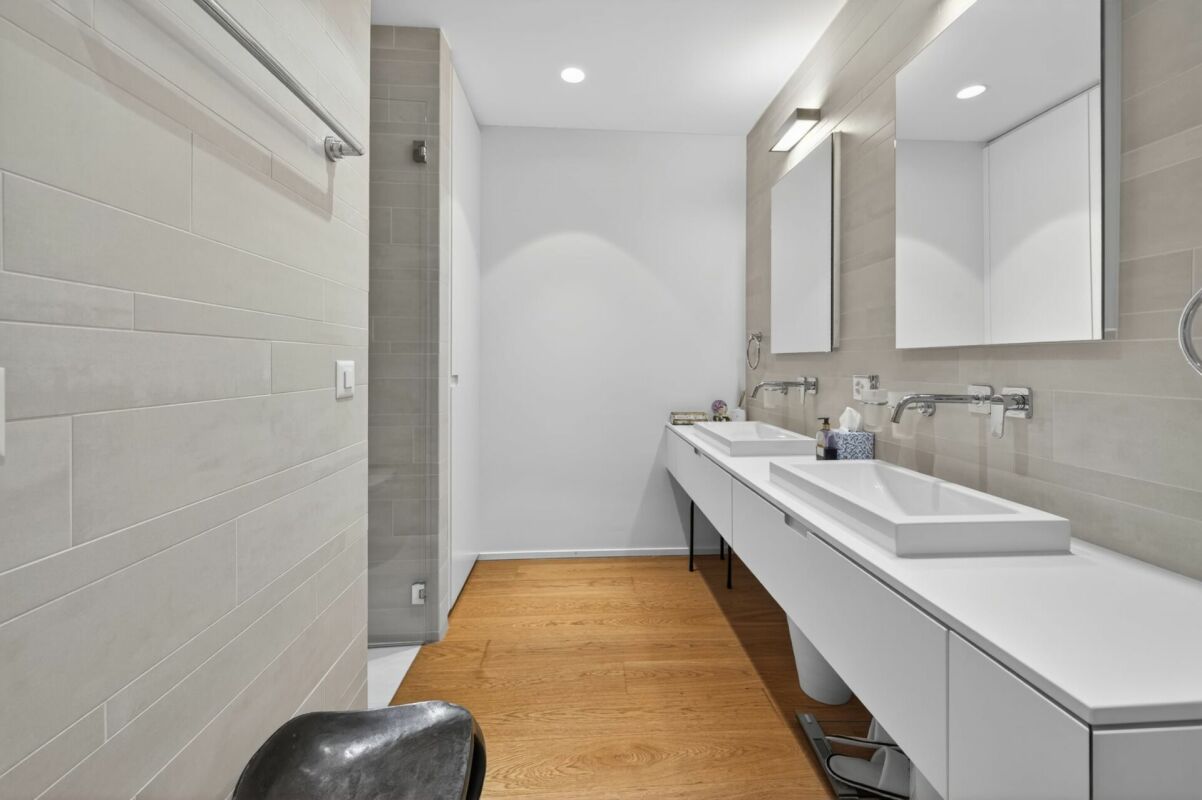 Modernes Badezimmer mit Doppelwaschbecken