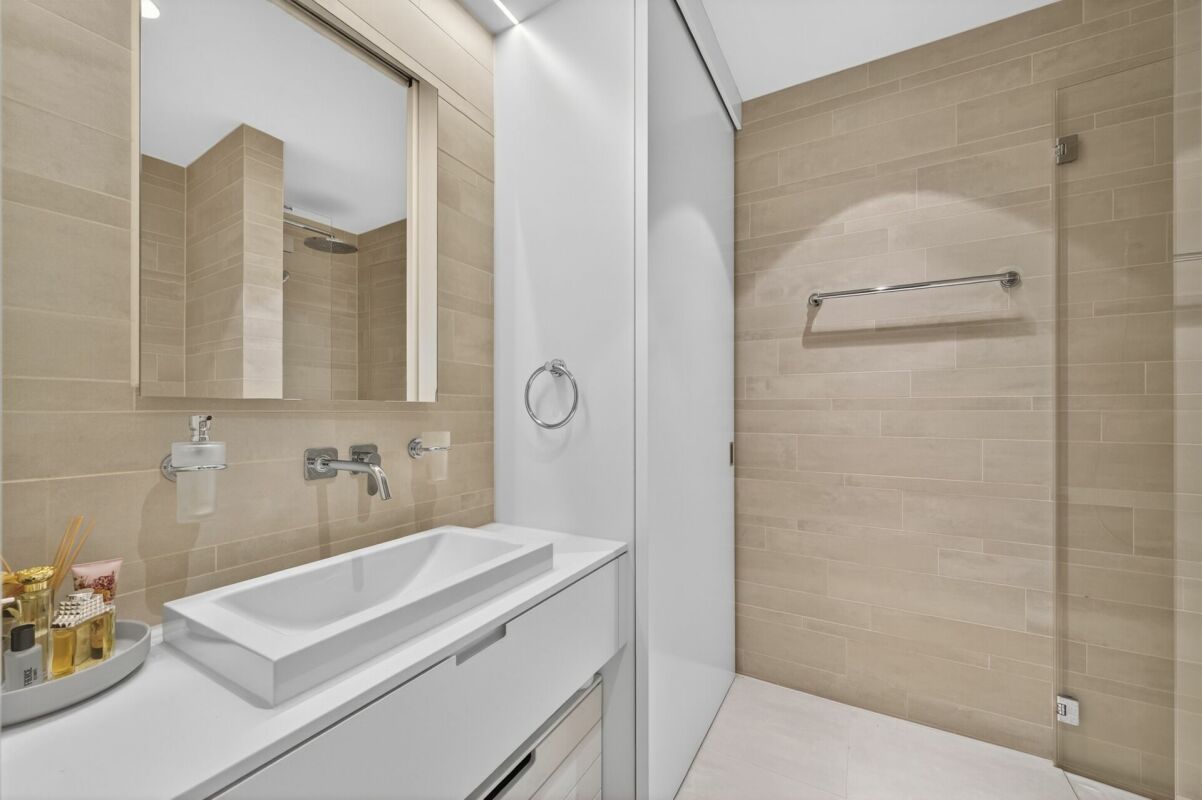 Modernes Badezimmer mit Waschbecken und Dusche