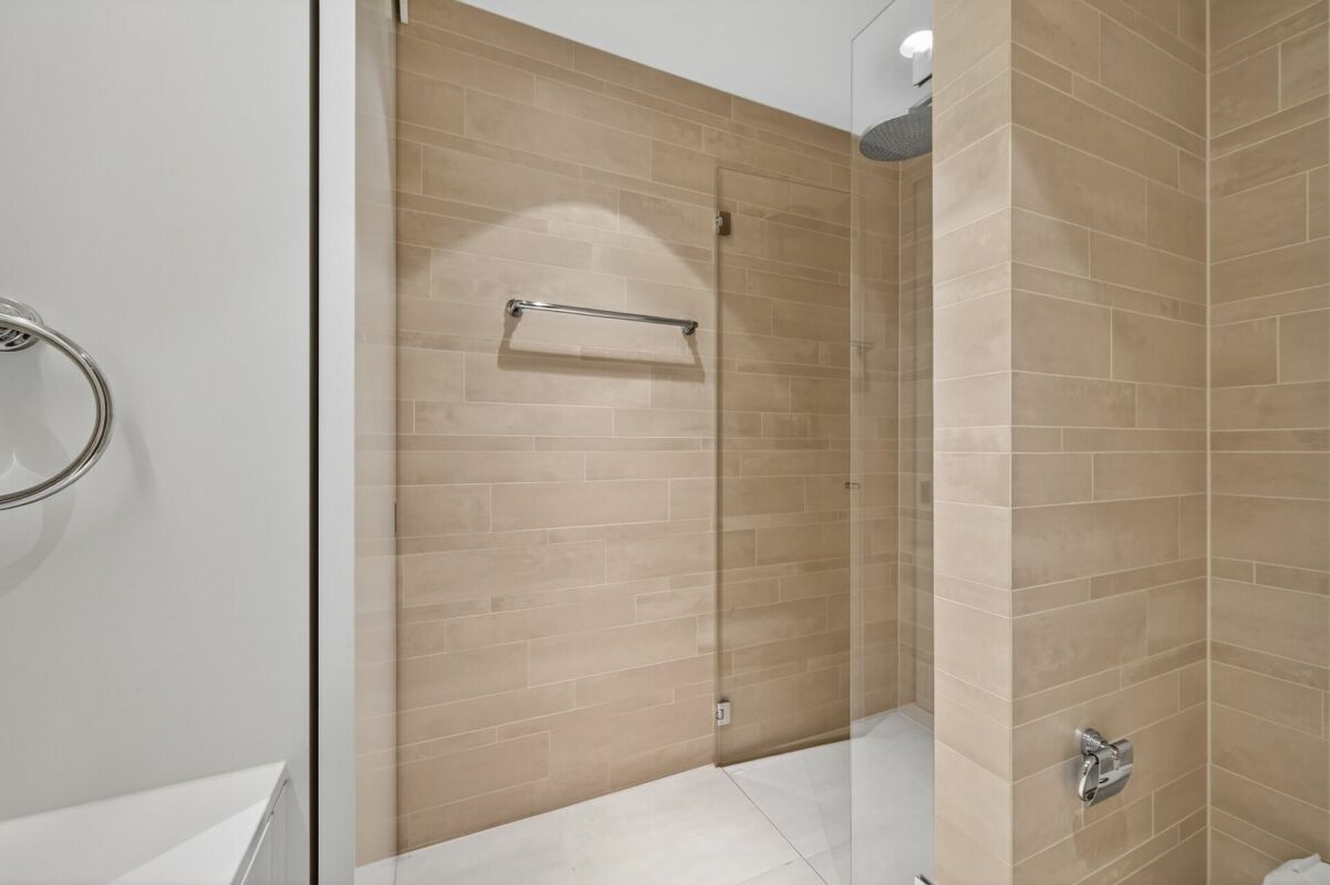 Begehbare Dusche mit Glasabtrennung