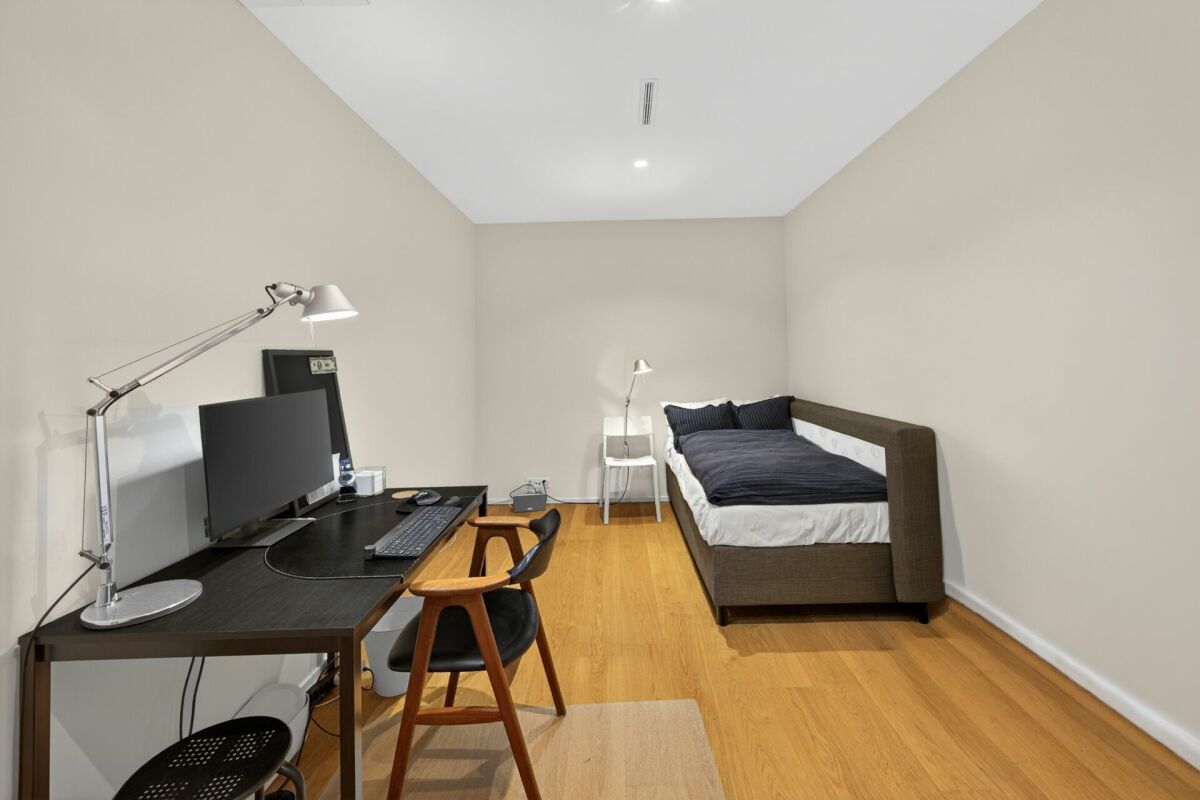 Kompaktes Schlafzimmer mit Arbeitsbereich